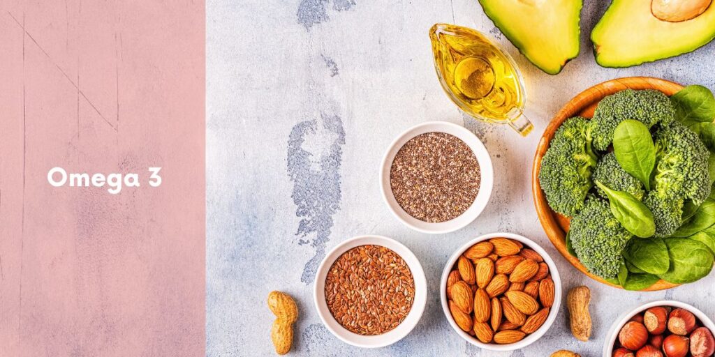 Lebensmittel mit hohem Omega-3-Gehalt wie Chiasamen, Leinsamen, Avocado, Walnüsse und Algenöl auf einem hellen Untergrund arrangiert.